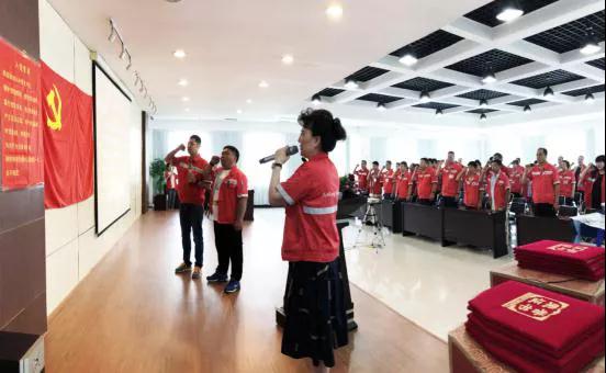 在黨旗下宣誓！